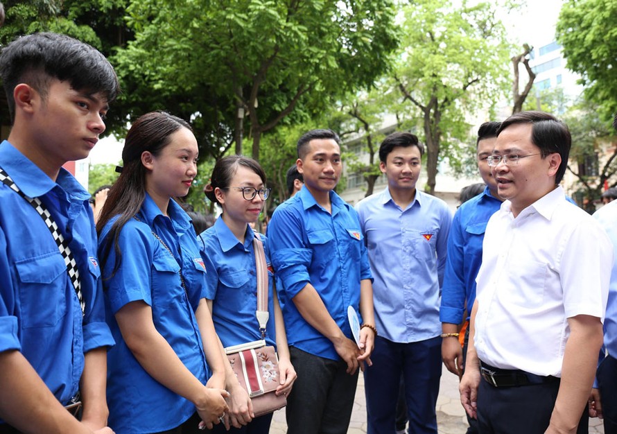 Anh Nguyễn Anh Tuấn, Bí thư thường trực T.Ư Đoàn thăm đội hình tiếp sức mùa thi tại Hà Nội