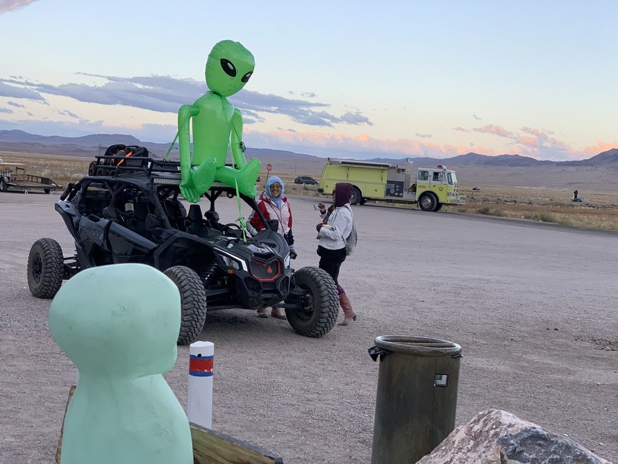 Dân chơi kéo đến sa mạc ở Nevada hòng “đột kích” Khu vực 51 để xem “người ngoài hành tinh. Ảnh: Twitter