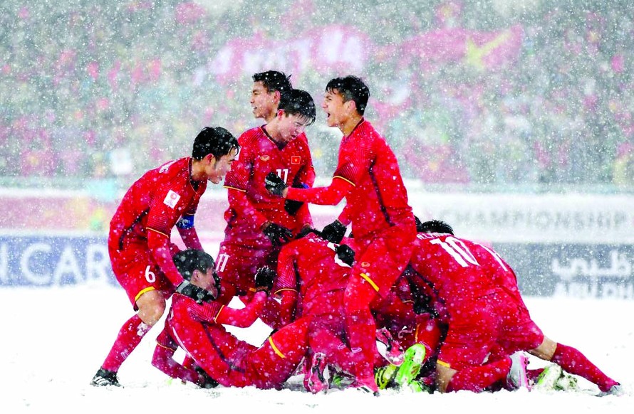 Các cầu thủ U23 Việt Nam ăn mừng bàn thắng gỡ hòa của Quang Hải ở phút thứ 8 của trận chung kết gặp Uzbekistan ở Trung Quốc ngày 27/1/2018. Ảnh: Hồng Vĩnh 