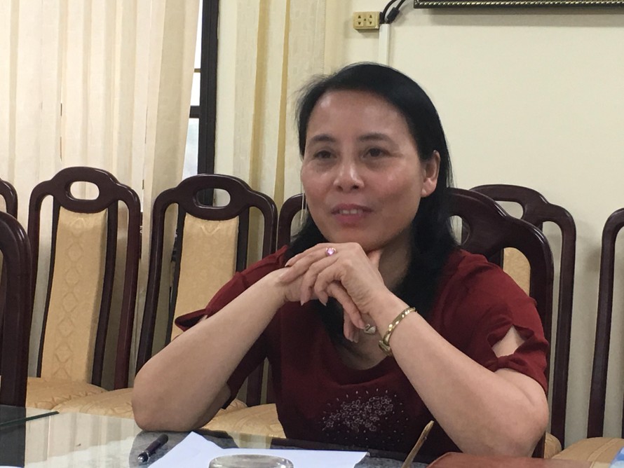 Bà Đinh Thị Hường trao đổi với PV báo Tiền Phong. ảnh: Nghiêm Huê