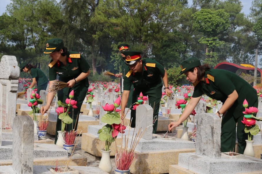 ĐVTN Bộ Tư lệnh 86 thắp hương tri ân tại Nghĩa trang Liệt sỹ Quốc gia Trường Sơn, tháng 7/2019. ẢNH: PV 