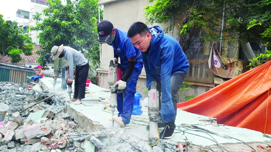 Phóng viên cùng những lao động tự do phá dỡ một ngôi nhà cấp 4
