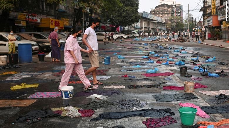 Đường phố đầy túi nước dùng để chống hơi cay trong cuộc biểu tình ở Yangon ngày 14/3. Ảnh: CNN 