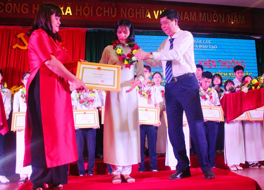 Phó Chủ tịch UBND tỉnh, Giám đốc Sở GD&ĐT tặng Bằng khen cho học sinh
