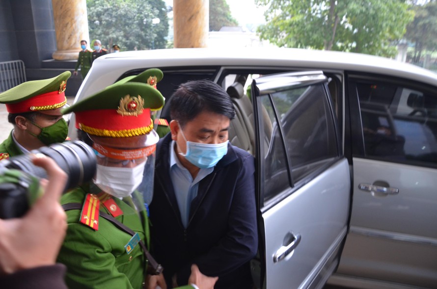 Ông Nguyễn Đức Chung được đưa đến tòa bằng xe Innova.
