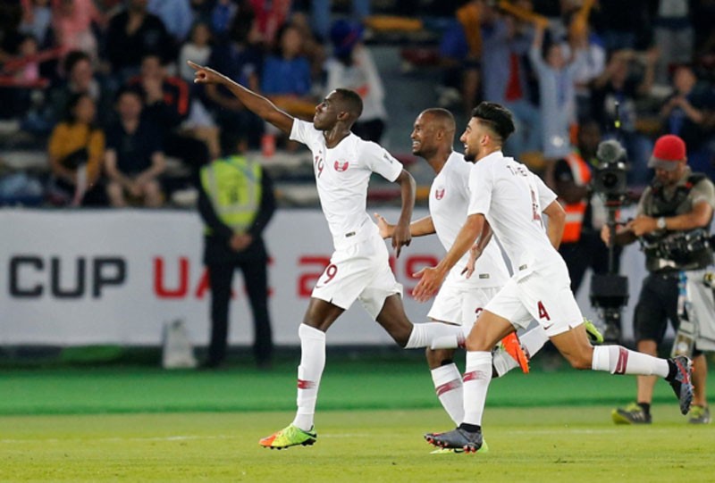 Các cầu thủ Qatar ăn mừng bàn mở tỷ số