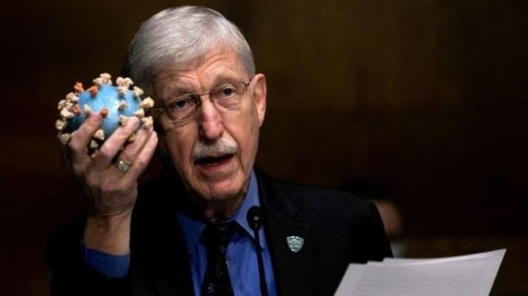 Tiến sỹ Francis Collins cầm một mô hình virus SARS-CoV-2 khi ông trình bày các vấn đề về dịch COVID-19 trước quốc hội Mỹ ảnh: Reuters 