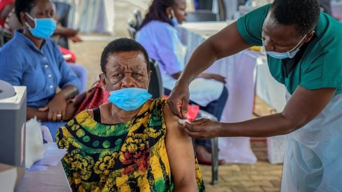 Một phụ nữ ở Uganda được tiêm vắc xin ngừa COVID-19 Ảnh: AP 