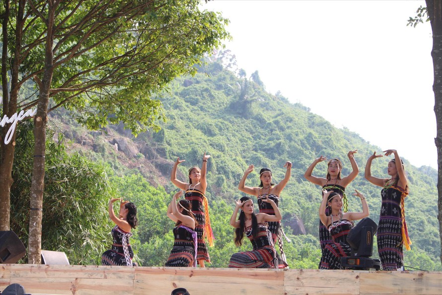 Điệu múa tung tung da dá – điệu múa dâng Trời truyền thống của người Cơ Tu được dân làng biểu diễn trong khuôn khổ lễ hội Ảnh: Giang Thanh 