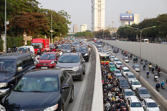 Ðến năm 2020, TP Hà Nội sẽ có hơn 843.000 ô tô, hơn 6 triệu mô tô, xe máy. Ảnh: Như Ý
