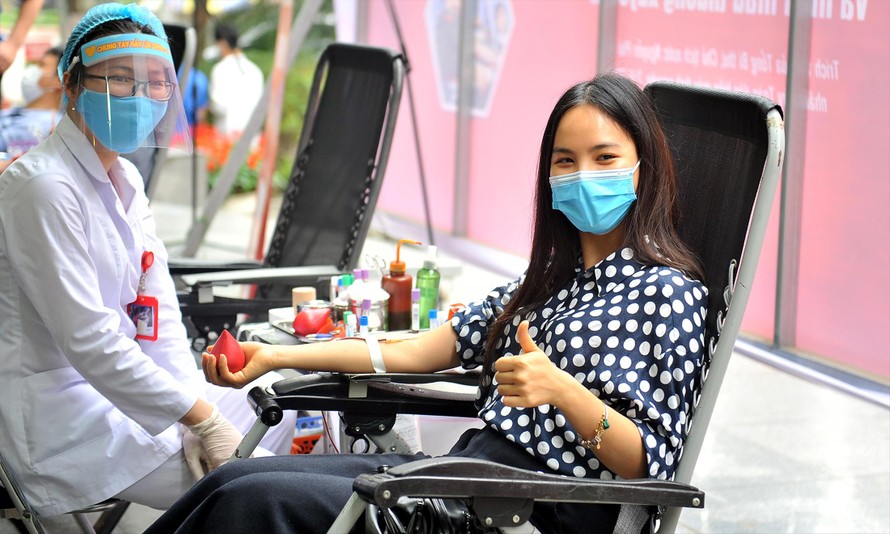 Á khôi Sinh viên Việt Nam Quỳnh Nga hiến máu trong ngày phát động Ảnh: Xuân Tùng 