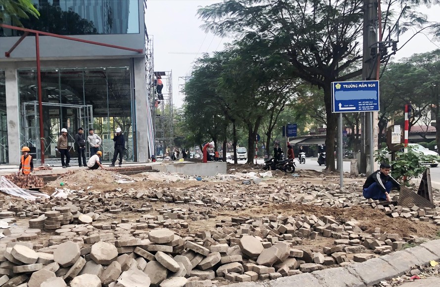 Cả nghìn mét vuông vỉa hè phố Trần Thủ Đô bị đào xới 