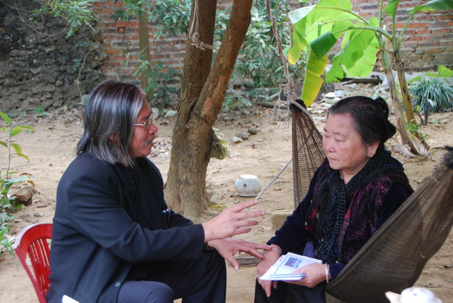 Bà Phạm Thị Nhu, vợ thi sĩ Hữu Loan (ngồi võng)