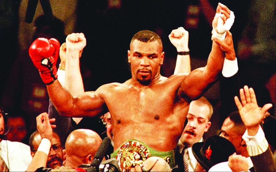 Mike Tyson gây sốt khi trở lại sàn đấu