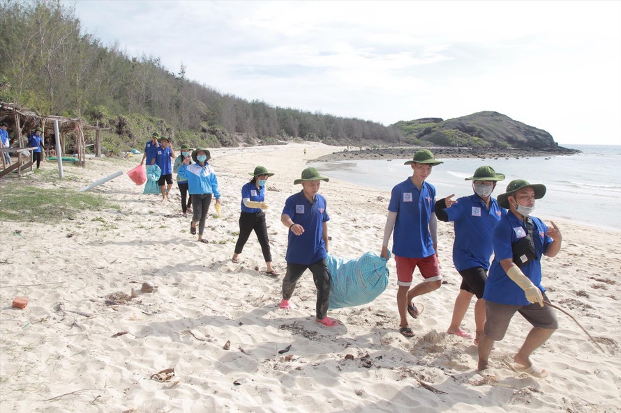 Các chiến sĩ tình nguyện thu gom rác thải tại đảo Phú Quý Ảnh: NVCC 