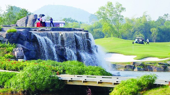 Các golfer tham dự thử thách ở hố 19 góp phần gây quỹ cho Quỹ Hỗ trợ tài năng trẻ Việt Nam ảnh: Mạnh Thắng 