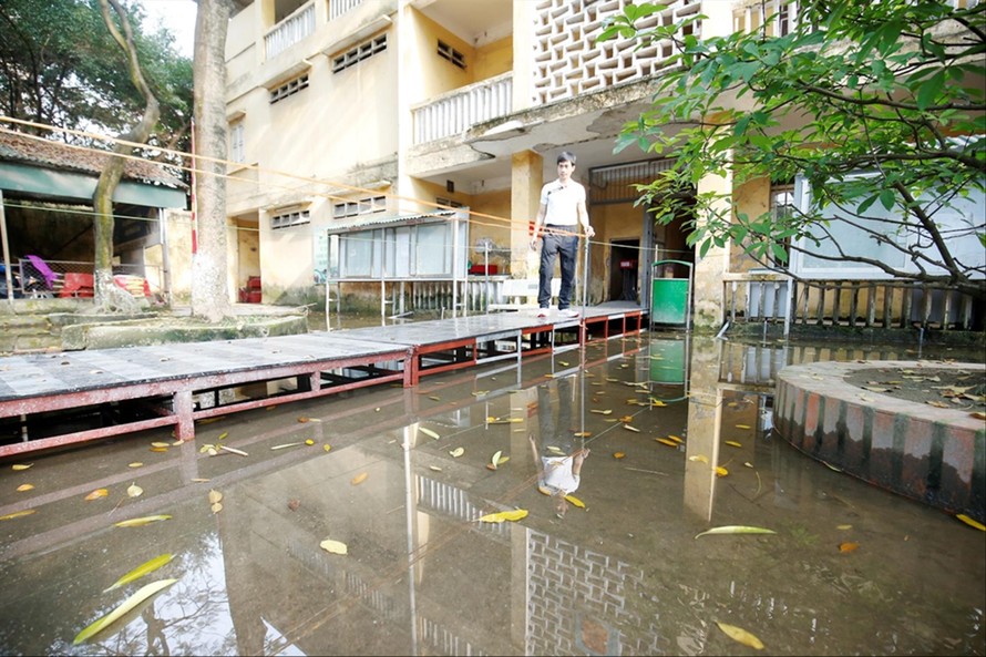 Sân trường trường THPT Trương Định luôn ngập nước dù không có mưa to Ảnh: Như Ý 