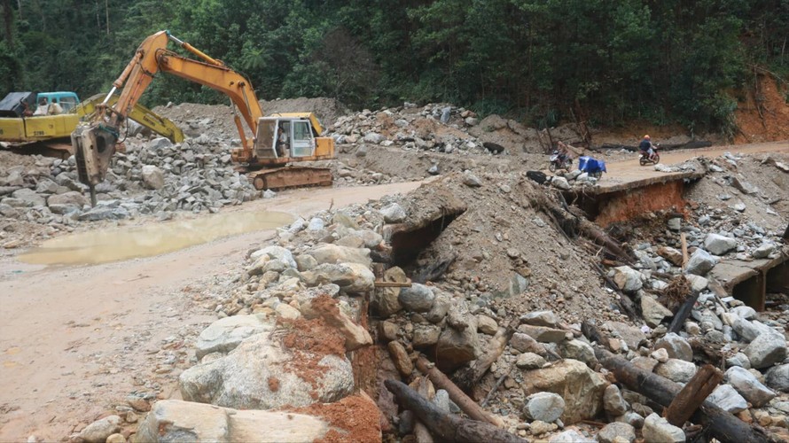 Đường sá ở Nam Trà My, Quảng Nam bị phá nát sau các trận thiên tai Ảnh: Nguyễn Thành 