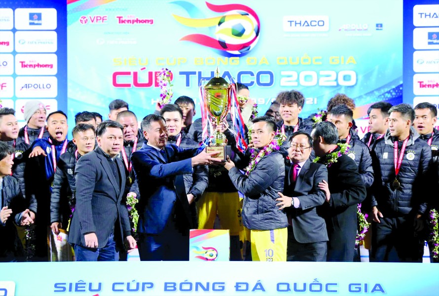 Chỉ 3 ngày sau khi nâng cao Siêu cúp bóng đá Quốc gia – cúp THACO 2020, Văn Quyết sẽ được vinh danh Quả bóng vàng Việt Nam 2020? ảnh: NHƯ Ý 