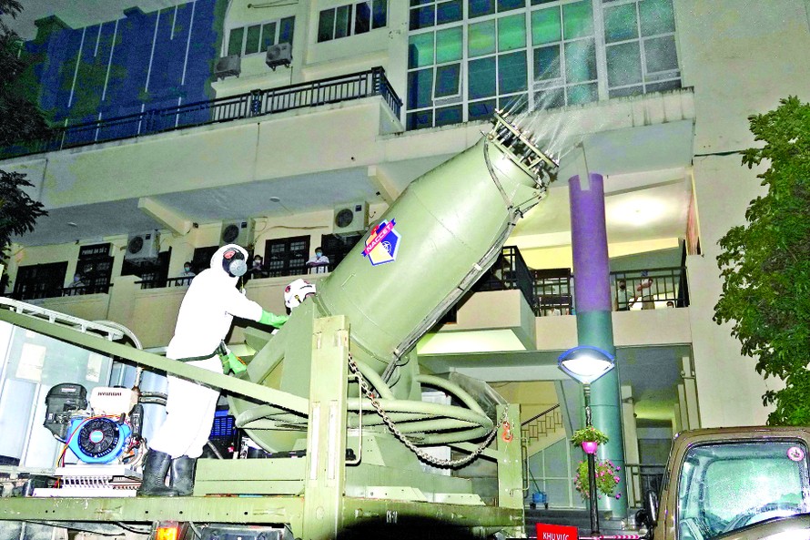 Chiến sĩ phòng hóa điều khiển “đại bác” KTH-20 phun hóa chất diệt COVID-19 tại một tòa nhà cao tầng trong Bệnh viện Bạch Mai, tháng 3/2020ẢNH: NGUYỄN MINH 