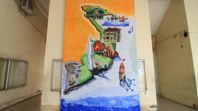 Bức tranh giành được vẽ vày thuốc nước, với chiều lâu năm 5 m, chiều rộng lớn 2 m, được đặt tại hiên nhà ngôi trường 