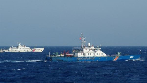 Tàu hải cảnh Trung Quốc (bên trái) đeo bám tàu Cảnh sát biển Việt Nam đang làm nhiệm vụ. (Ảnh: Công Định-Hữu Trung/TTXVN) 
