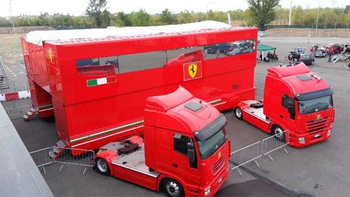 Đội đua Ferrari F1 bán nhà di động