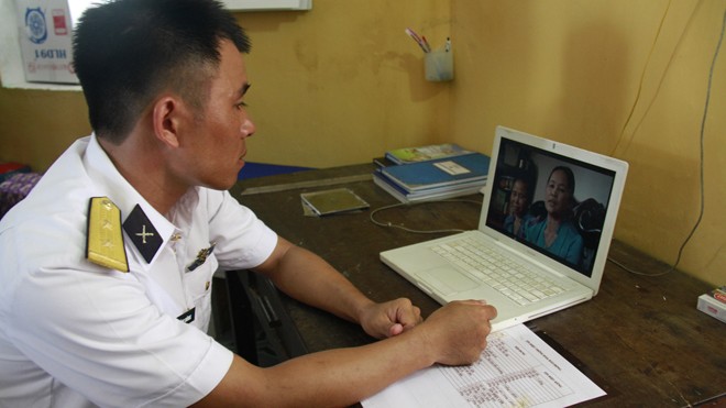 Trung úy Đào Hồng Đông xem clip gia đình do Hành trình tuổi trẻ vì biển đảo quê hương 2015 thực hiện. Ảnh: Trường Phong