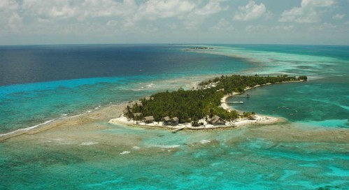 Vụ cướp diễn ra khi du thuyền đang neo đậu gần Middle Long Caye, Belize, phía đông Trung Mỹ. 