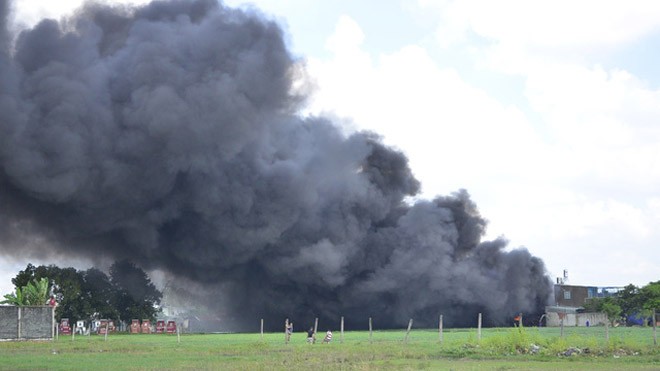Xưởng mũ hơn 1.000m2 cháy ngút trời, khói đen cuồn cuộn