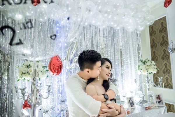 Văn Thanh mang đến sự lãng mạn cho Bảo Trân nhân ngày kỷ niệm 2 năm yêu nhau