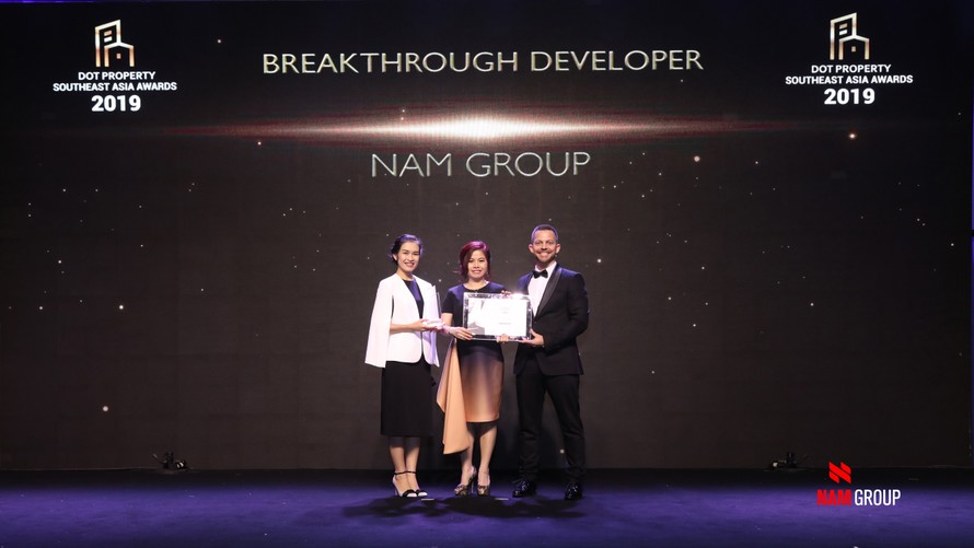 Đại diện Nam Group nhận giải thưởng “Breakthrough Developer – Nhà phát triển BĐS đột phá nhất Đông Nam Á 2019” dành cho Tập đoàn