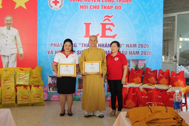 Bà Nguyễn Thu Thủy - đại diện Vedan nhận ghi nhận tấm lòng vàng nhân đạo từ Hội Chữ thập đỏ huyện Long Thành, tỉnh Đồng Nai.
