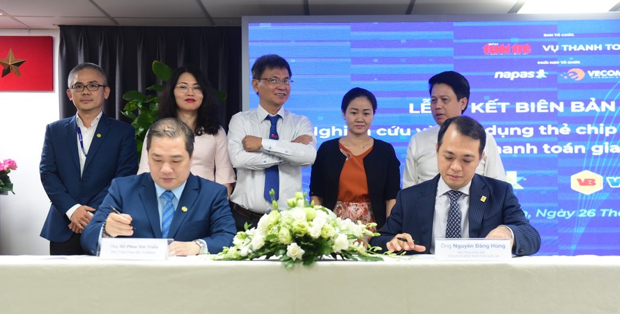 Ông Hồ Phan Hải Triều - Phó Tổng Giám đốc Vietbank (bên trái) và Napas ký thỏa thuận hợp tác thanh toán giao thông không tiếp xúc