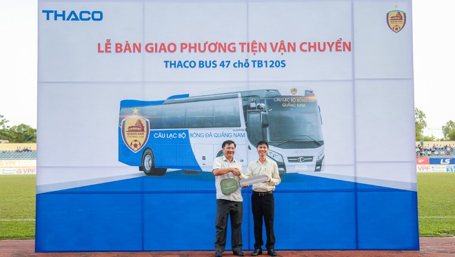Đại diện Thaco trao chìa khoá tượng trưng cho CLB bóng đá Quảng Nam