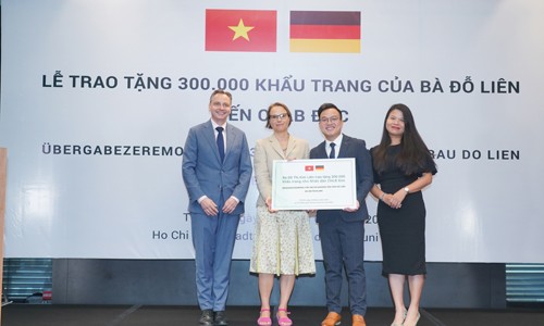 Chủ tịch Quỹ Green Vietnam Fund tặng nước Đức 300.000 khẩu trang 