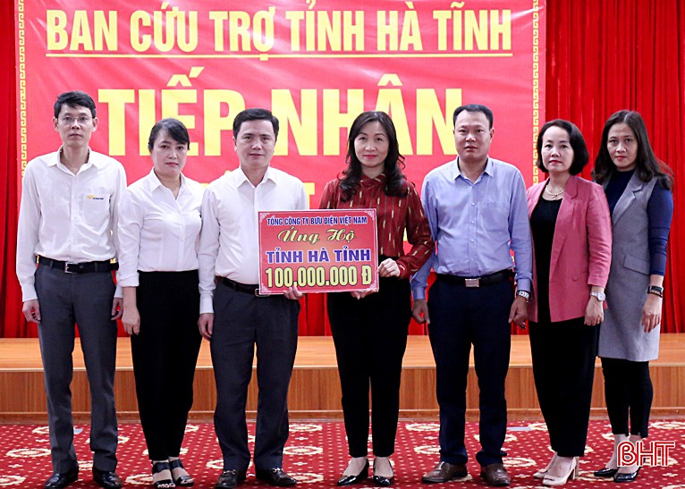 Ấm áp tình người Bưu điện trong bão lũ