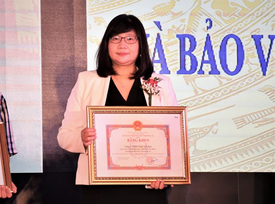 Bà Johana Wiriadinata, Giám đốc Tài chính công ty Nestlé Việt Nam nhận bằng khen vì thành tích xuất sắc