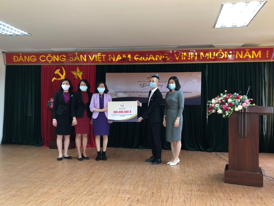 Đại diện PNJ trao tặng 300 triệu đồng thông qua Hội LHPN tỉnh Hải Dương để hỗ trợ cho các chị em khó khăn do tác động dịch bệnh