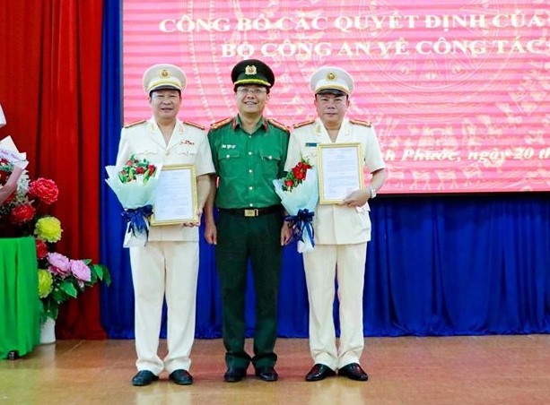 Đại tá Lê Minh Thảo, Phó Cục trưởng Cục Tổ chức cán bộ (giữa) chủ trì lễ công bố các quyết định của Bộ trưởng Công an. Ảnh: Công an Bình Phước