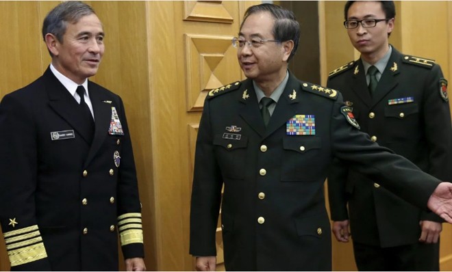 Ông Phòng Phong Huy (giữa) tại cuộc tiếp cựu đô đốc Hải quân Mỹ Harry Harris tại Bắc Kinh năm 2015 Ảnh: Getty Images
