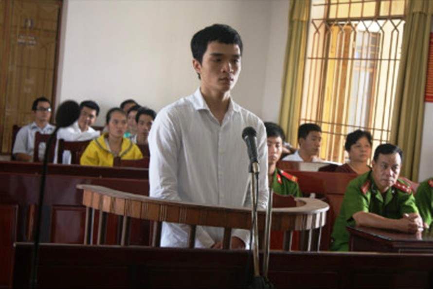 Cựu Trung úy công an Trần Hữu Nam trong phiên tòa xử tội trộm cắp tài sản