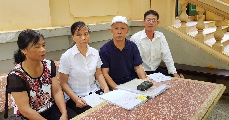  Bà Xuân, bà Bính, ông Cảnh và ông Dưng tại trụ sở TAND quận Nam Từ Liêm (từ trái sang) ảnh: P.V