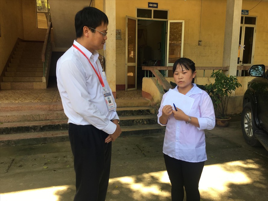 Thứ trưởng Lê Hải An hỏi thăm động viên em Lý Thị Ban tại điểm thi trường THPT Nà Giàng, huyện Hòa An, Cao Bằng tại kỳ thi THPT quốc gia 2019 ảnh: NGHIÊM HUÊ 