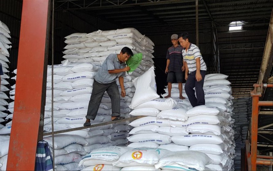 Nhiều DN xuất khẩu gạo gặp khó với việc hệ thống mở tờ khai hải quan lúc nửa đêm - Ảnh: Phương Chăm