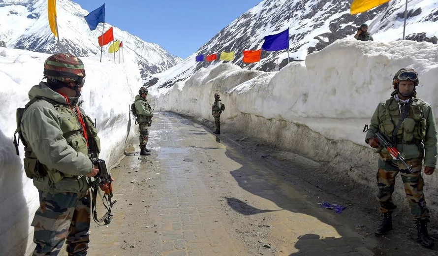 Những người lính Ấn Độ đứng gác ở đèo Zojila phủ đầy tuyếtẢnh: DPA