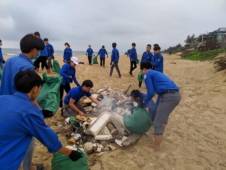 Các Đoàn viên Thanh niên thu gom rác tại các bãi biển.