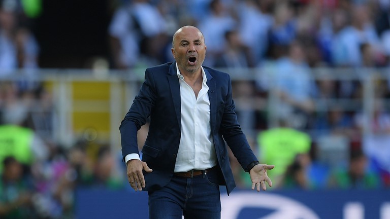 Messi đá hỏng phạt đền, HLV Sampaoli vẫn bênh chằm chặp