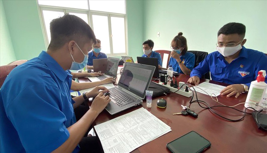 Các tình nguyện viên tại TPHCM hỗ trợ công tác nhập dữ liệu chống dịch Covid-19 Ảnh: Văn Minh 