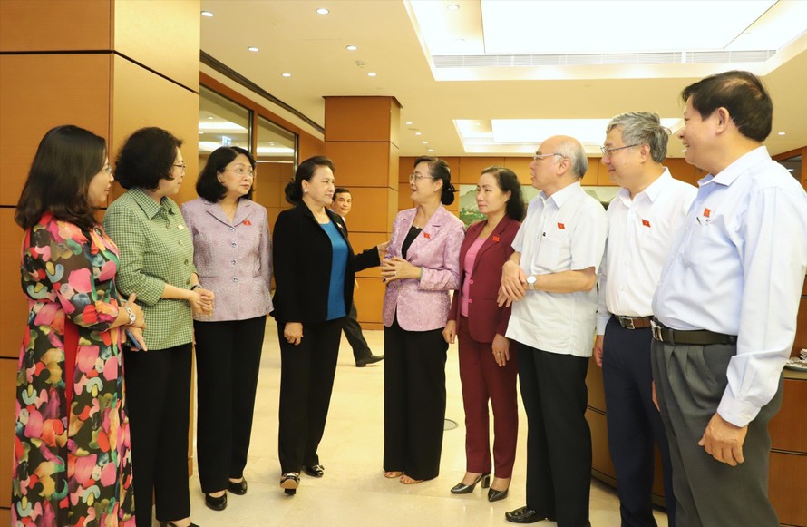 Chủ tịch Quốc hội Nguyễn Thị Kim Ngân trao đổi với các đại biểu bên lề kỳ họp Ảnh: Như Ý 